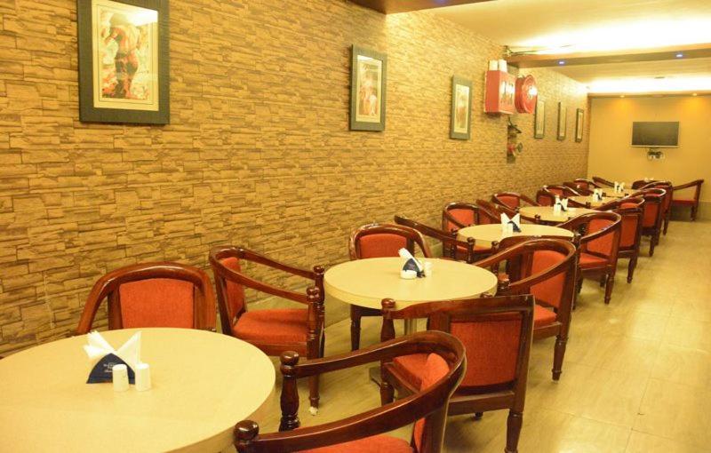 Hotel Eden Roc Bhuvanesvar Kültér fotó